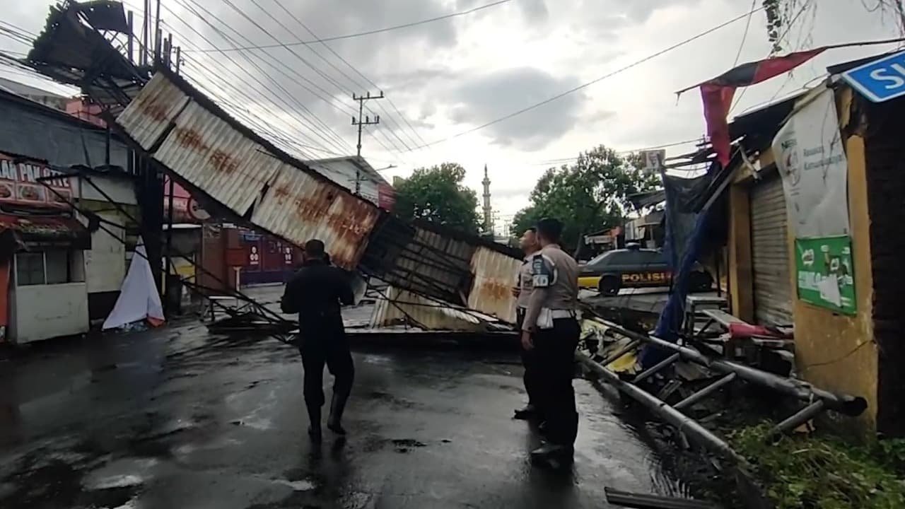 Diterjang Hujan Disertai Angin, Gapura Selamat Datang Surabaya Ambruk