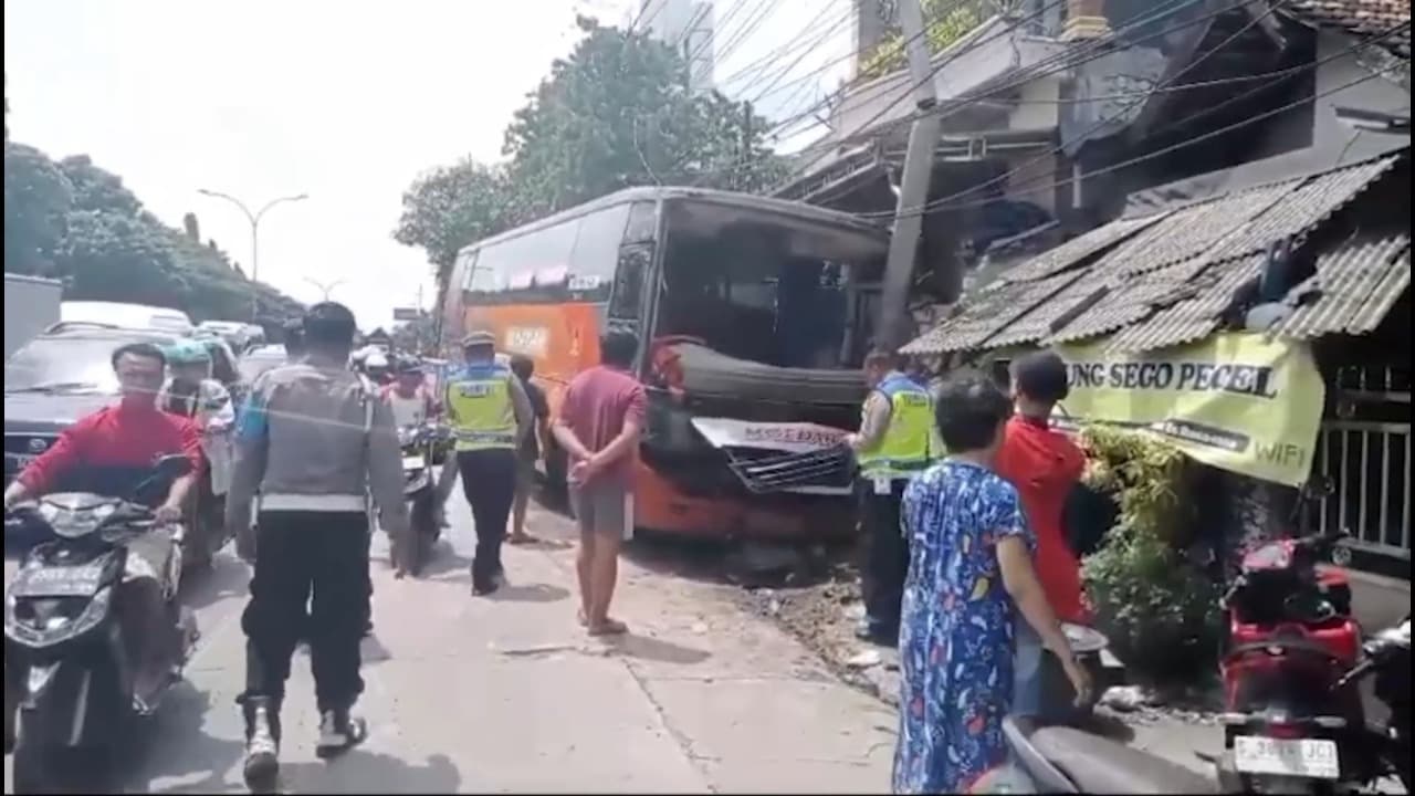 Rem Blong, Bus Moedah Tabrak Tiang Listrik dan Warung