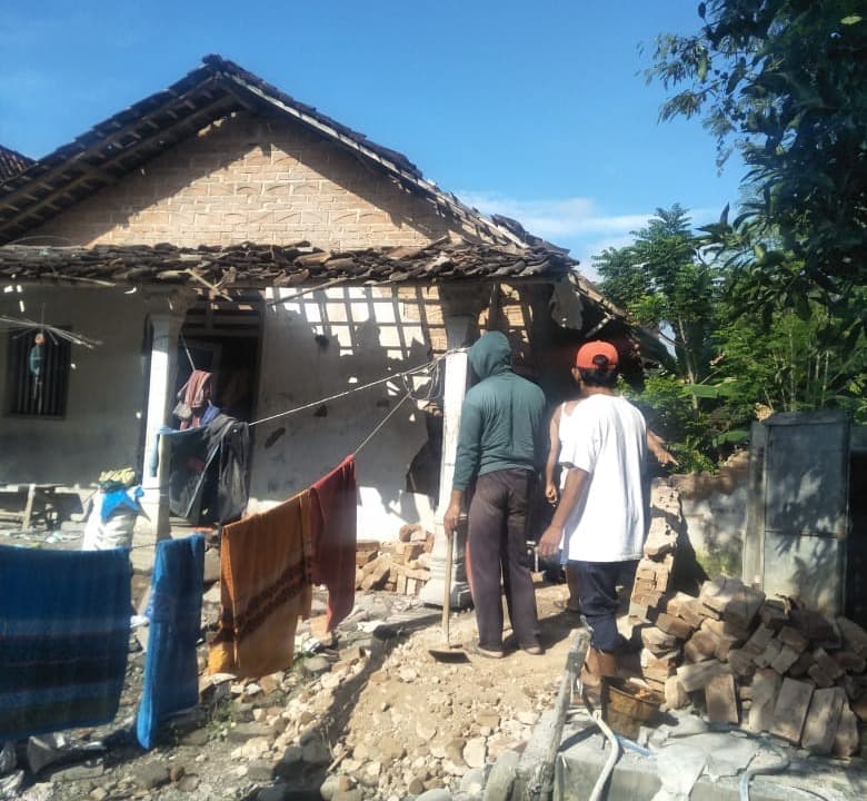 Tabung Gas Helium Meledak, Rumah Penjual Balon Hancur