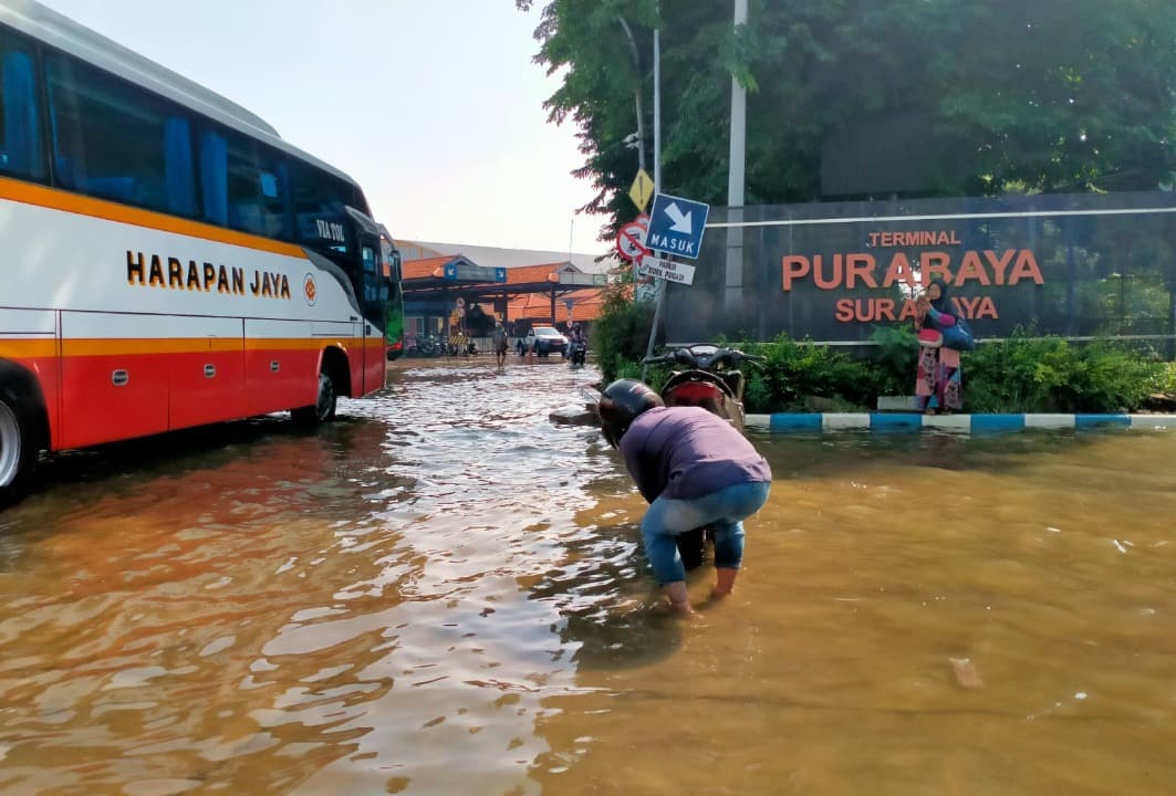 2 Hari Diguyur Hujan, Rumah dan Terminal Bungurasih Terendam Banjir