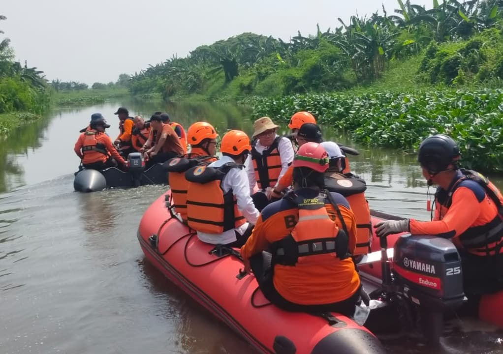 Kerahkan 3 Excavator, Pemprov Jatim Bersihkan Eceng Gondok di Sungai Buntung