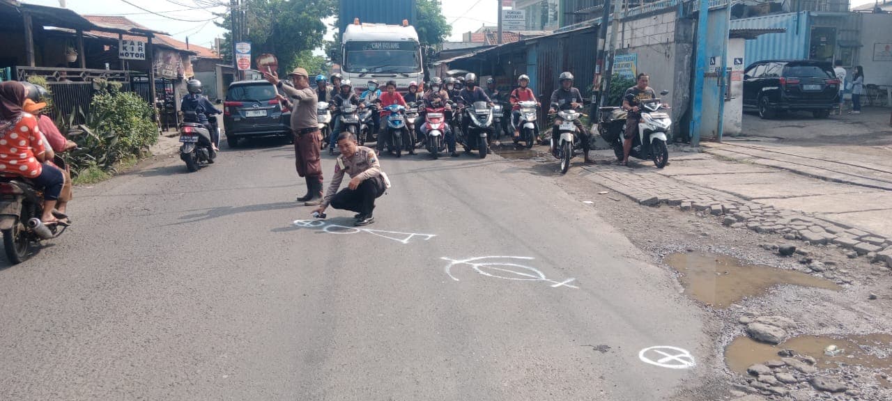 Terjatuh dari Motor, Pemotor asal Mojosari Tewas Terlindas Truk di Jemundo