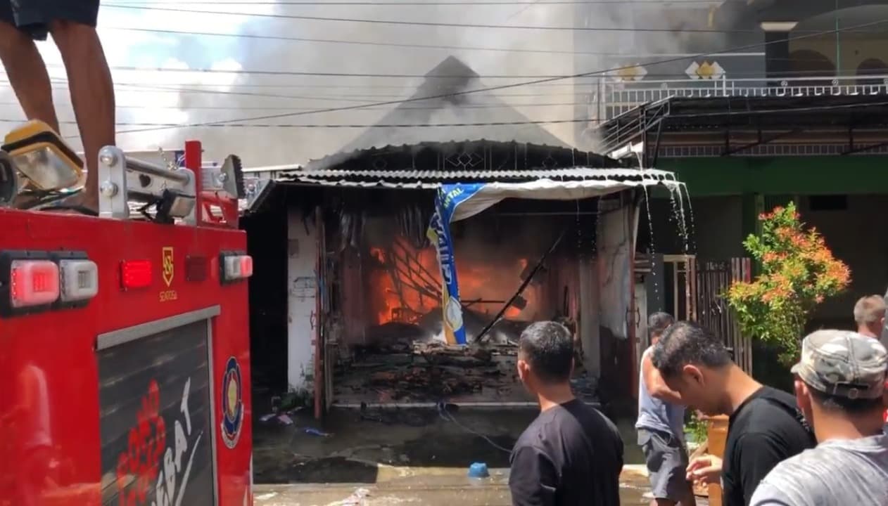 Gudang Konveksi di Ponorogo Terbakar, Petugas Damkar Tersengat Listrik