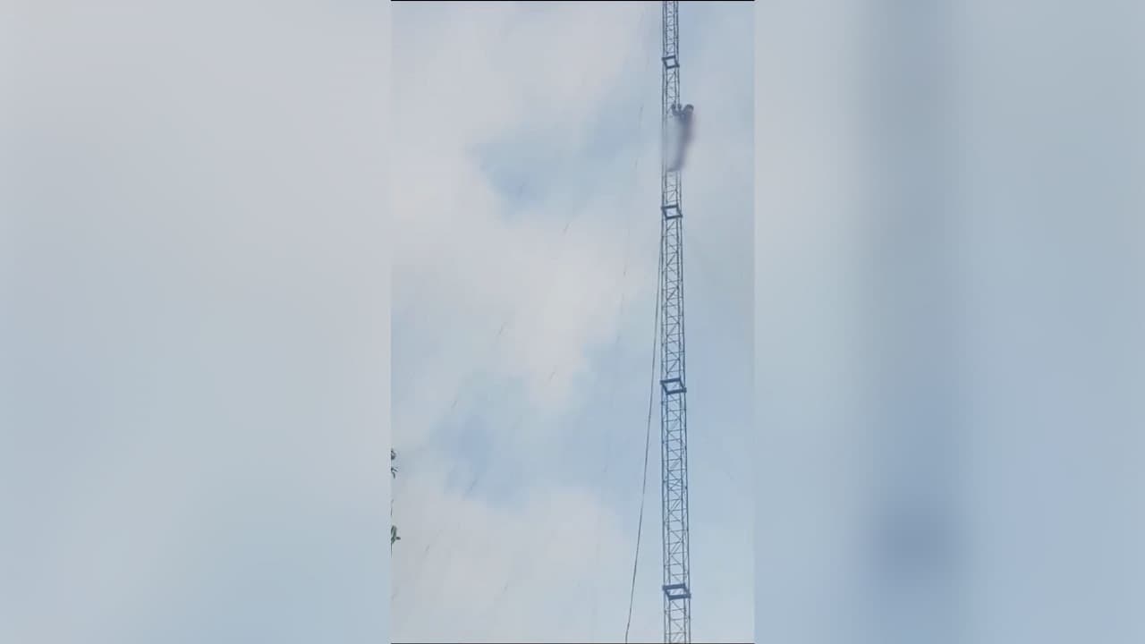 Telanjang Bulat, Pemuda asal Bojonegoro Panjat Tower Radio