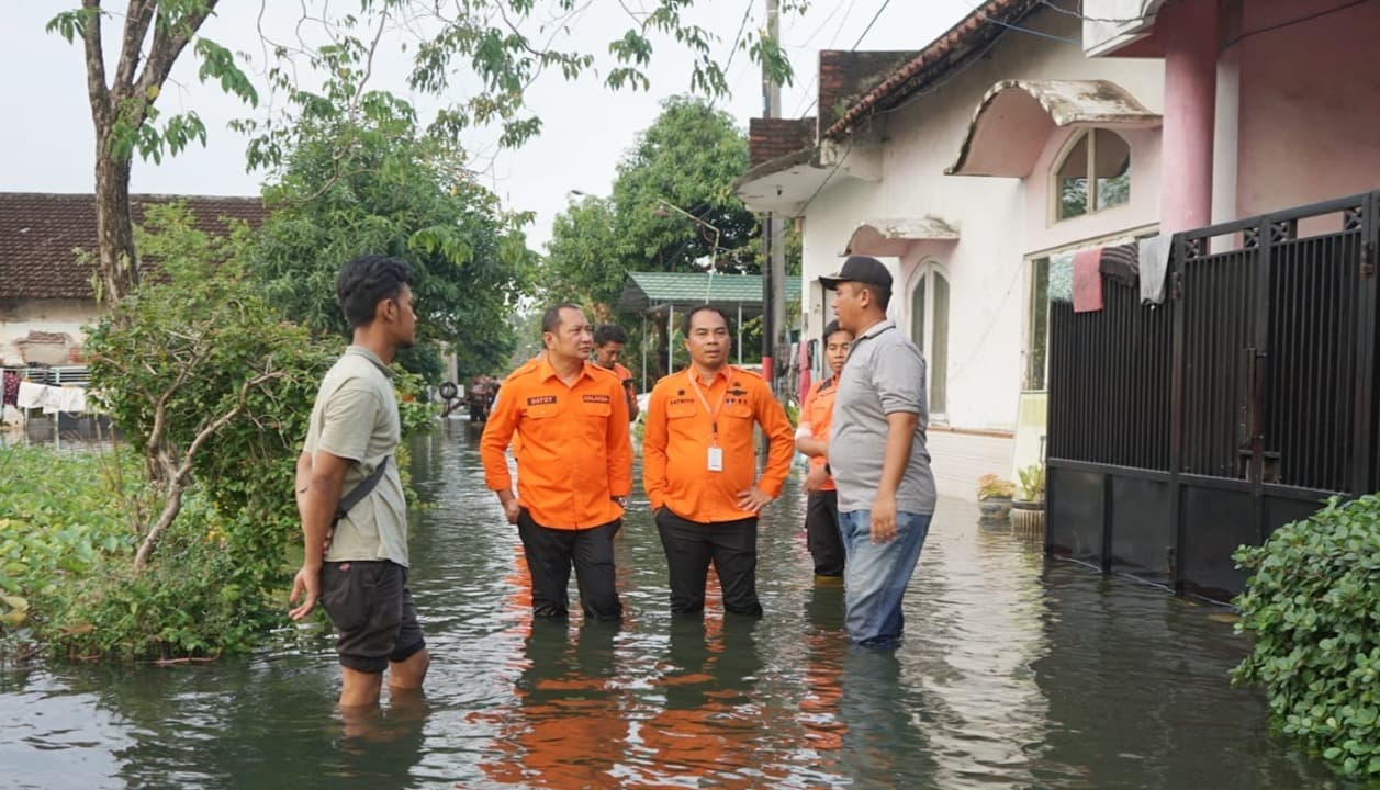 Banjir di Trosobo Sidoarjo, Kalaksa BPBD Jatim Serahkan Bantuan dan Cari Solusi Penanganan