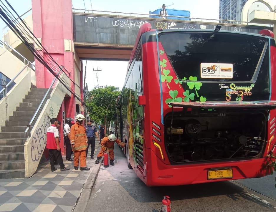 Diduga Mesin Overheat, Bus Trans Semanggi Suroboyo Terbakar