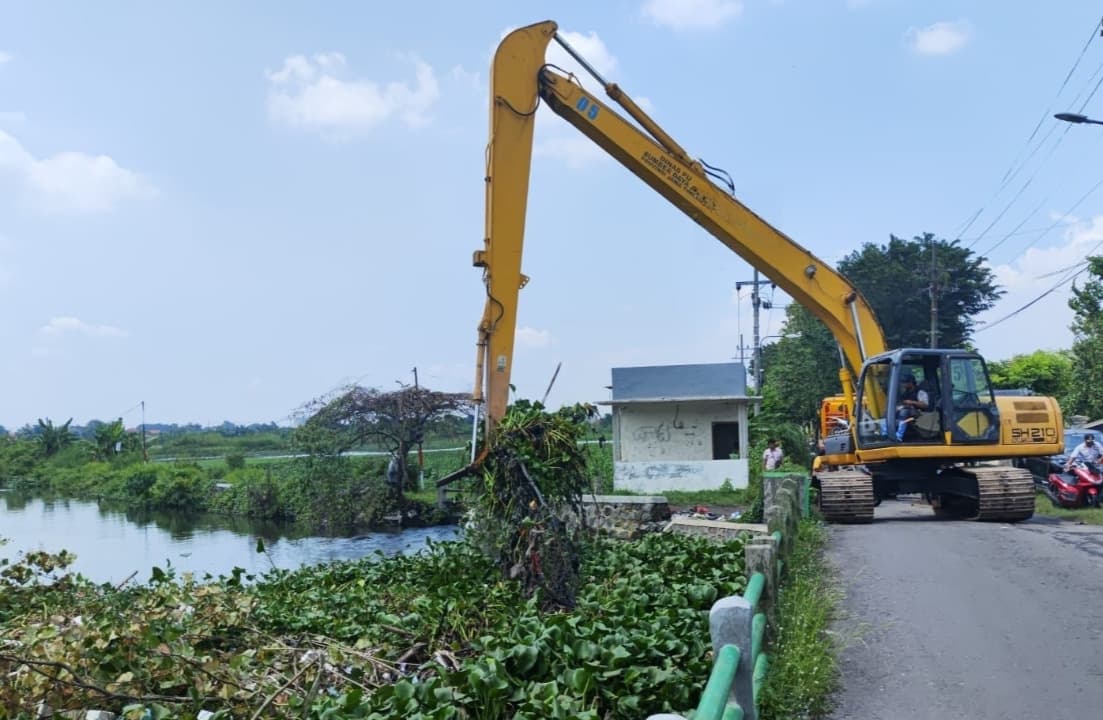 Tak Kunjung Surut, Alat Berat Dikerahkan Atasi Banjir Trosobo