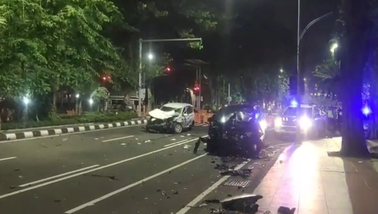 Panik usai Tabrak Pedagang, Innova Tabrak 2 Mobil di Darmo Surabaya