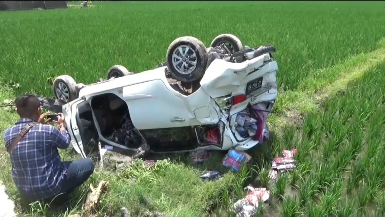 Ditabrak Bus Sugeng Rahayu, Toyota Avanza Terbalik di Ring Road Ngawi