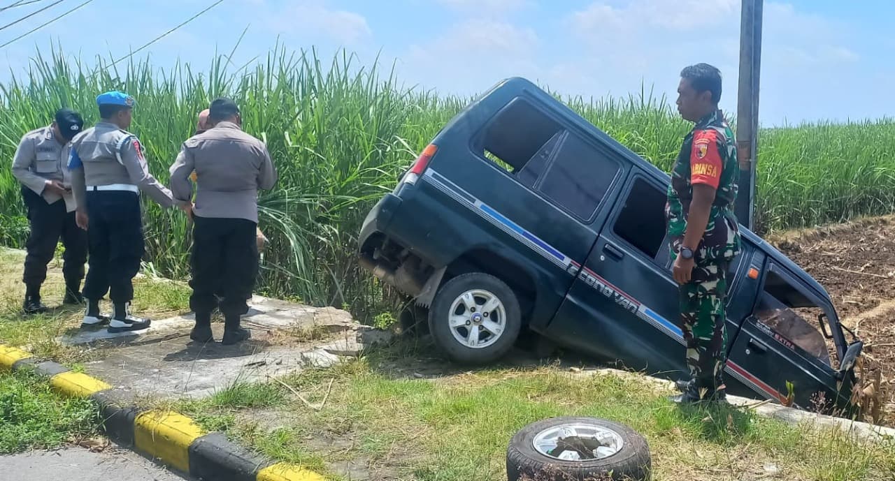 Tabrak Motor, Suzuki Carry Nyungsep ke Sawah di Maospati Magetan
