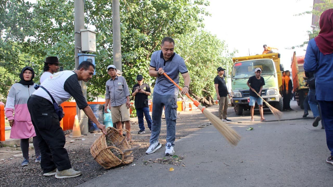 Peringati HPSN 2024, Ribuan Pegawai Pemkot Surabaya Kerja Bakti Bersihkan Kota Lama