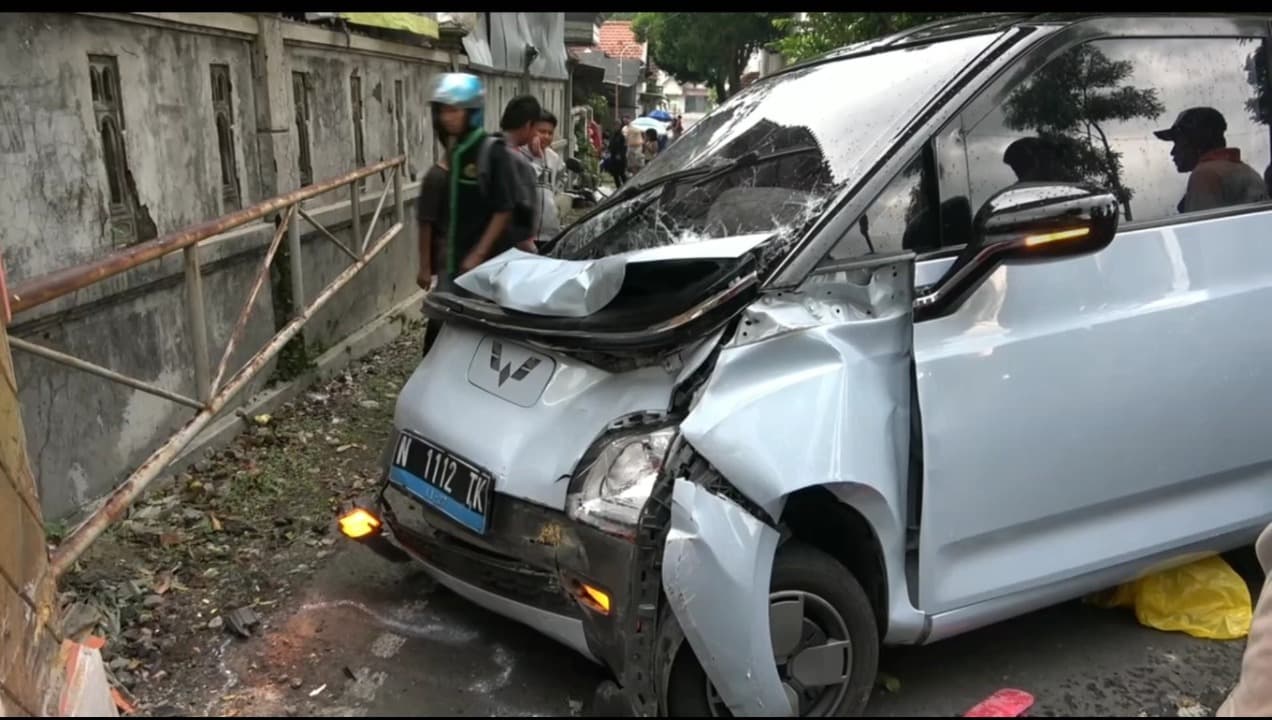 Mobil Listrik Dokter Tabrak Petugas Kebersihan DLH di Mojokerto hingga Tewas