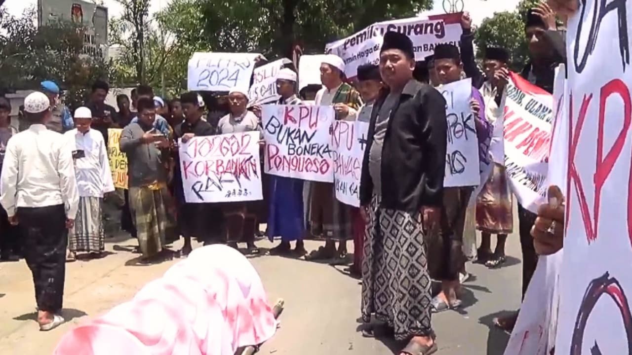 Tolak Kecurangan, Ulama dan Tokoh Masyarakat Unjuk Rasa di KPU Sampang