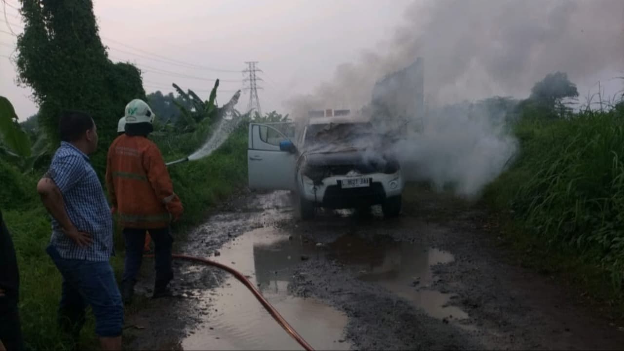 Tes Drive di Jalan Berlumpur, Mitsubishi All New Triton Terbakar