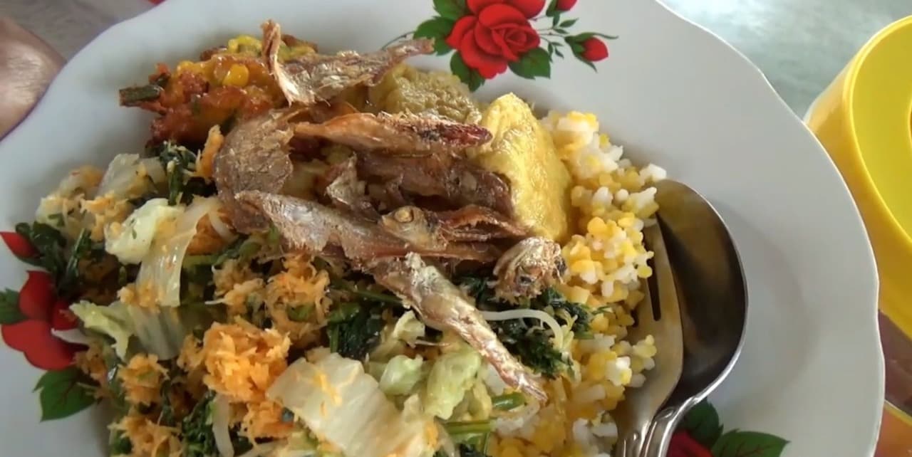 Harga Beras Mahal, Warung Nasi Jagung Urap Urap di Jember Diburu Pembeli
