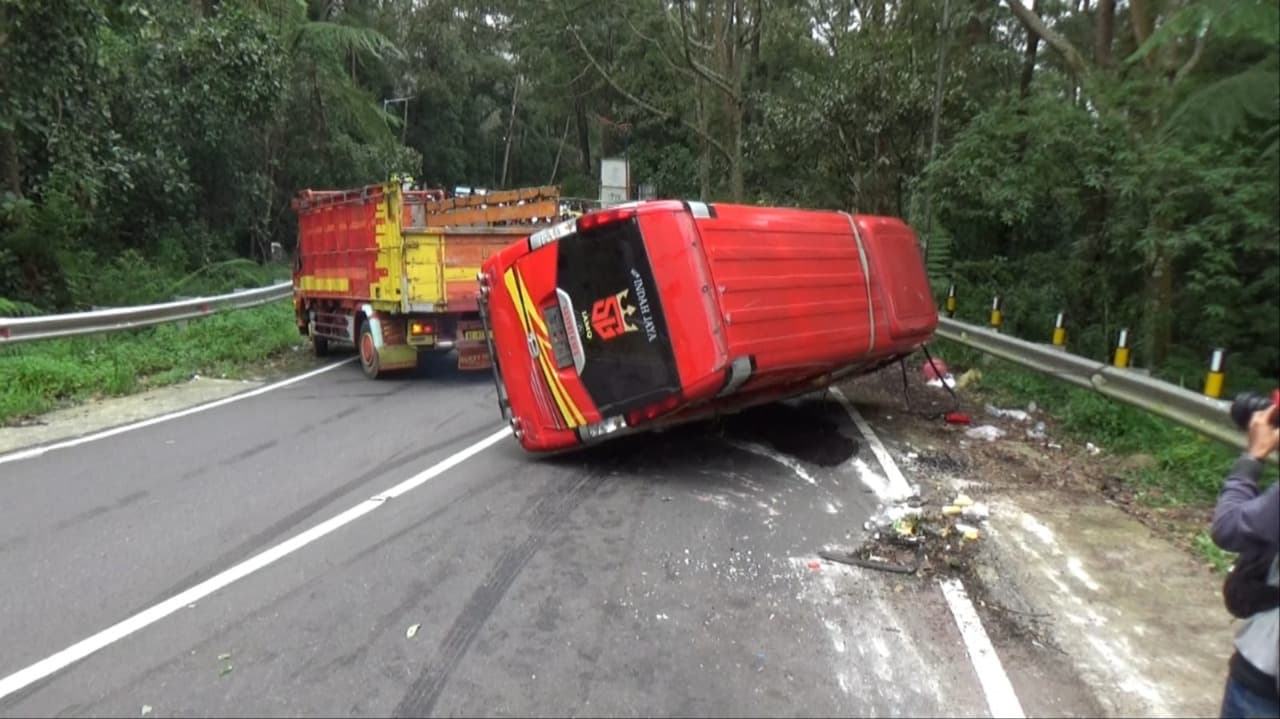 Rem Blong, Isuzu Elf Rombongan Wisatawan Terguling di Jalur Sarangan