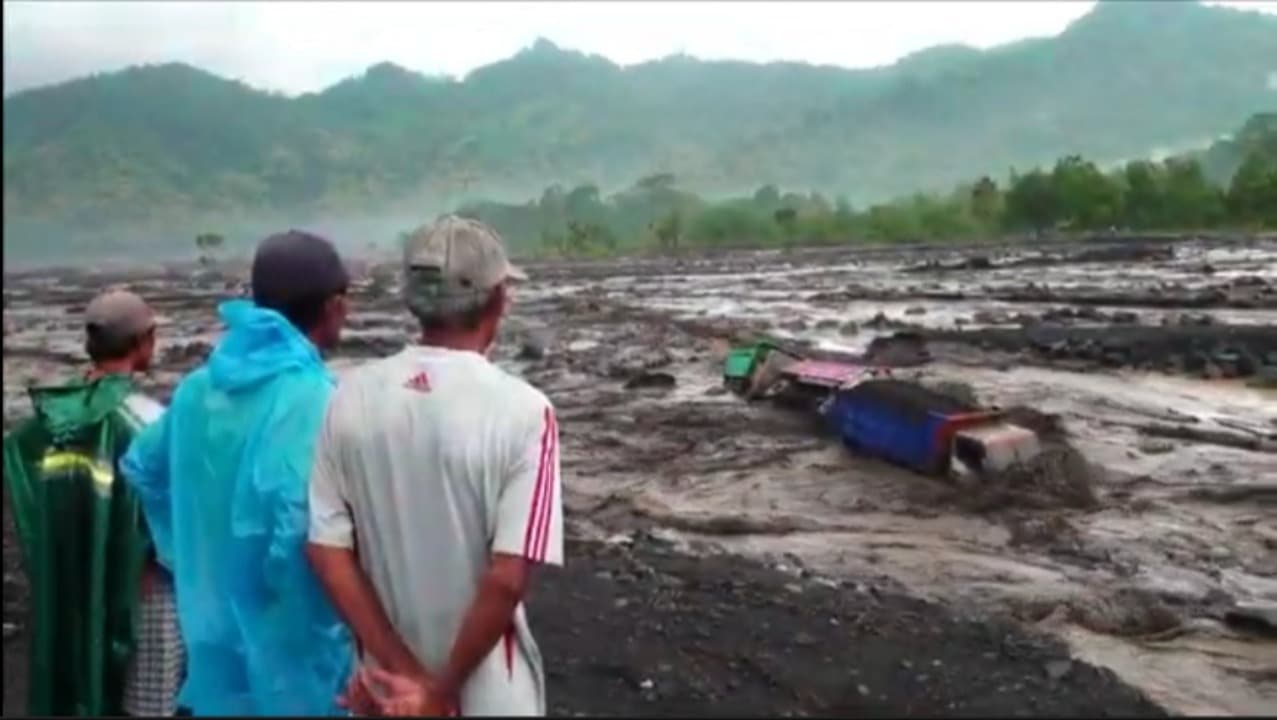 4 Truk Tambang Pasir Terjebak Banjir Lahar Gunung Semeru