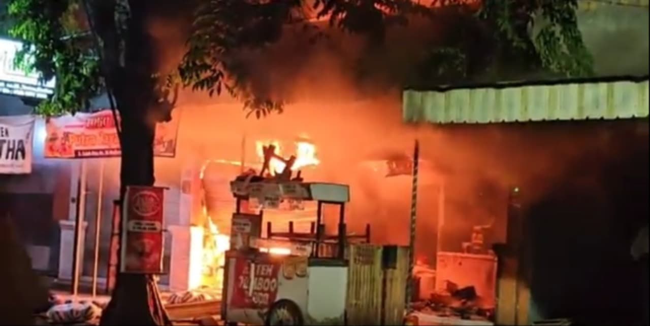 Diduga Korsleting Listrik, 4 Ruko di Kota Madiun Terbakar