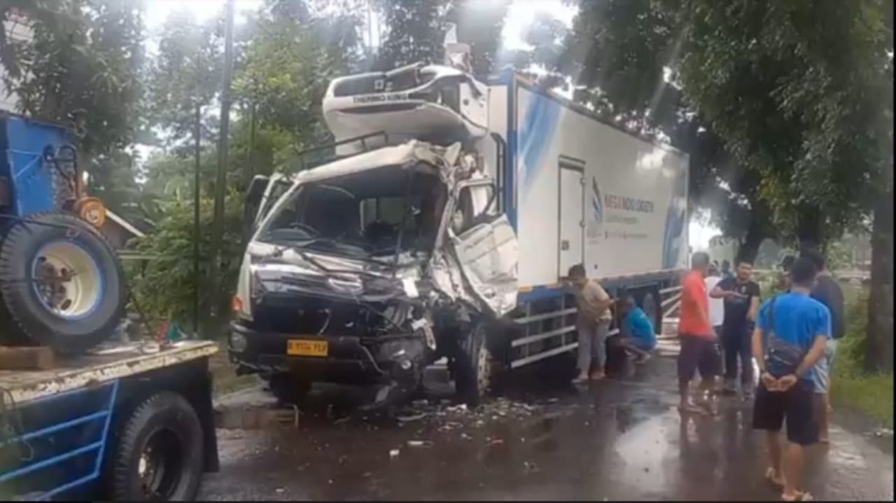 Hindari Pemotor, Truk Muat Ice Cream Tabrak Truk Temannya di Jombang