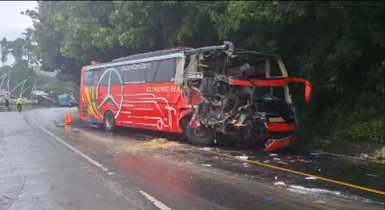 Bus Gunung Harta Tabrak Truk Fuso di Situbondo, 1 Orang Tewas