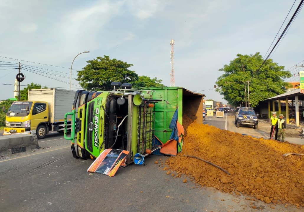 Sopir Mengantuk, Truk Muat Tanah Terguling di Ambeng-Ambeng Gresik