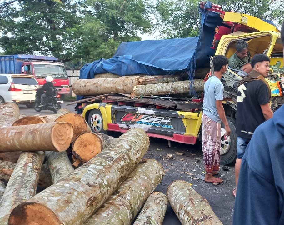 Truk Tabrak Dump Truk di Probolinggo, Muatan Kayu Sengon Tumpah Ke Jalan