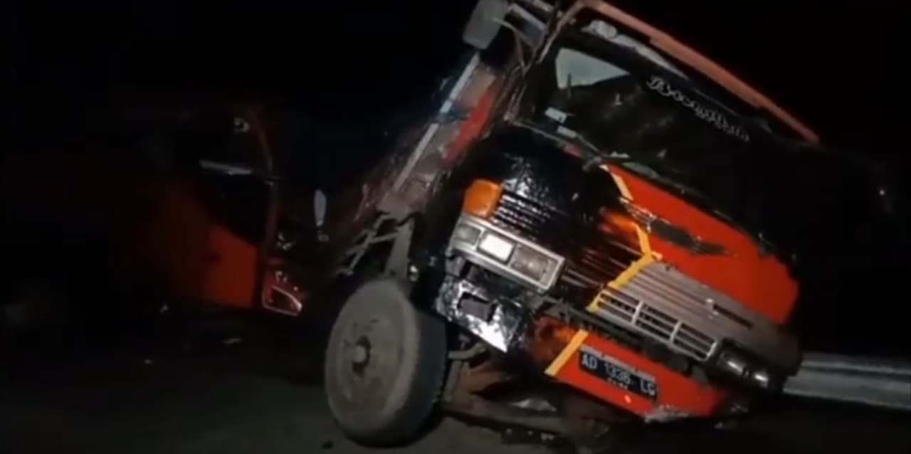 Bus Madu Kismo Tabrak Truk di Tol Ngawi, 8 Orang Terluka