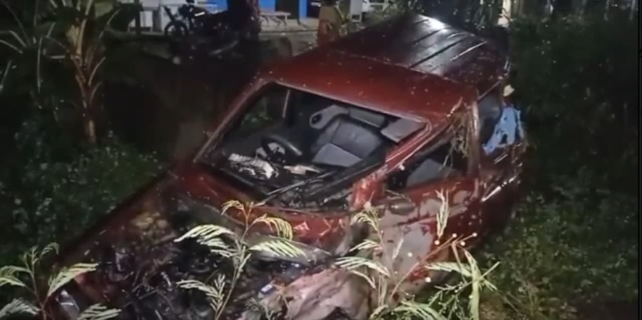 Mogok di Rel, Isuzu Panther Ditabrak KA Gaya Baru Malam di Madiun