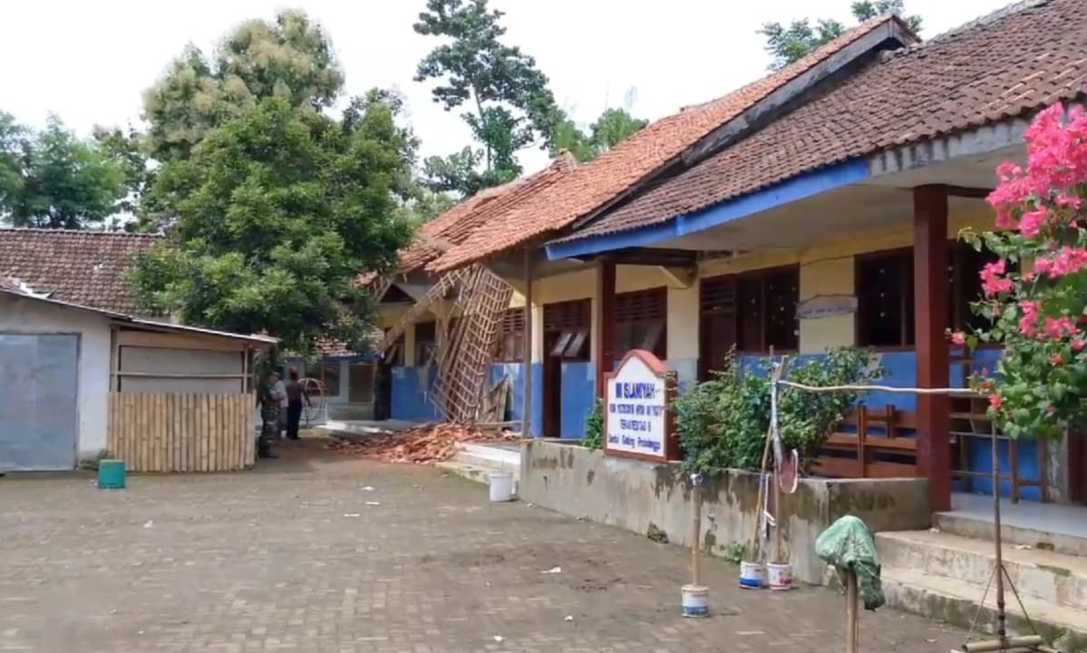 Diguyur Hujan Selama 3 Hari, Atap Madrasah di Probolinggo Ambruk