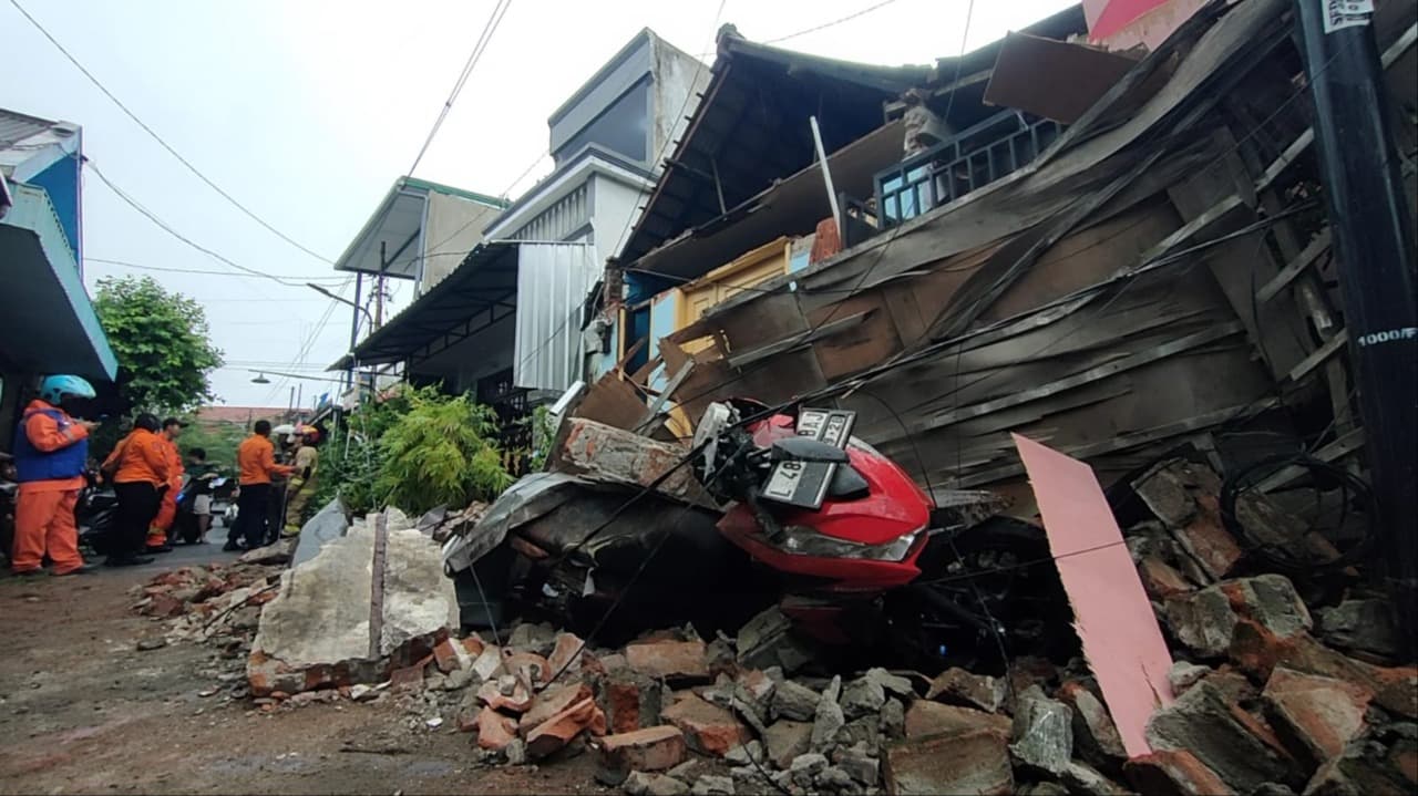 Rumah Ketua RT di Kembang Kuning Ambruk, Ibu Hamil Terjebak Dalam Rumah