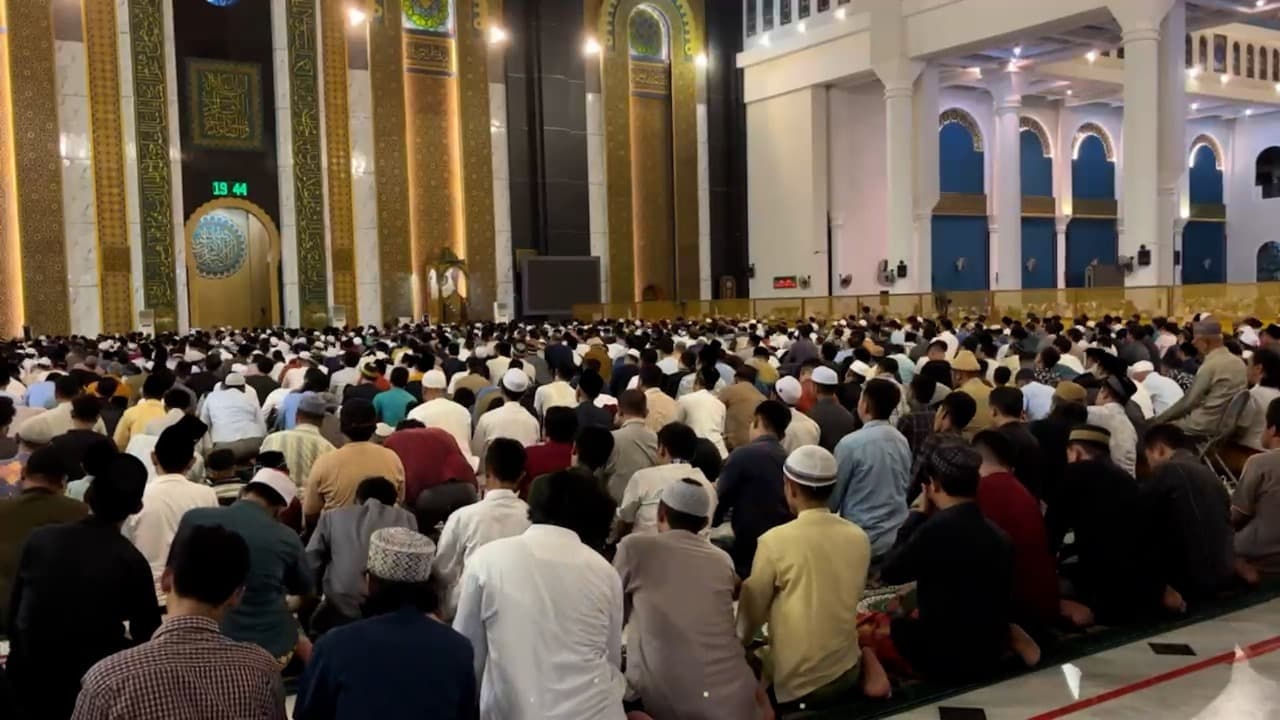 15 Ribu Jemaah Sholat Tarawih di Masjid Al Akbar Surabaya