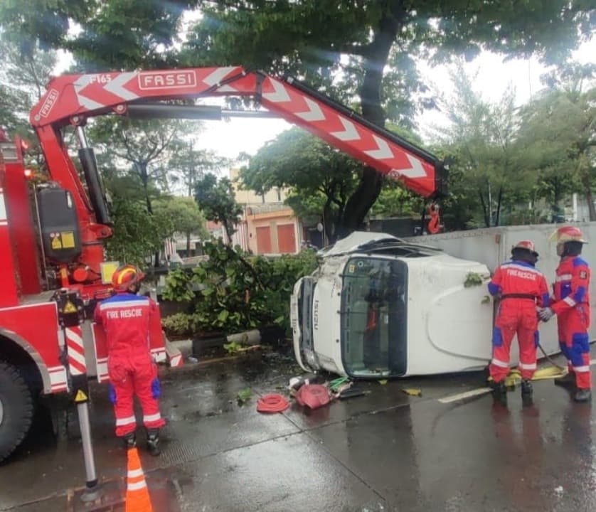 Hindari Pemotor, Truk JNT Cargo Terguling di Kedung Cowek Arah Suramadu