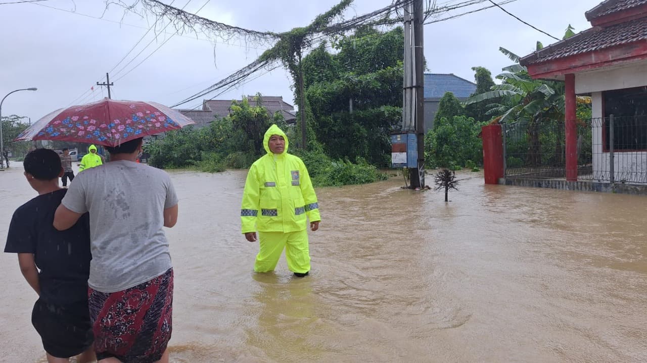 4 Desa di Kecamatan Arosbaya Tergenang Banjir, Wakapolres Bangkalan Evakuasi Warga