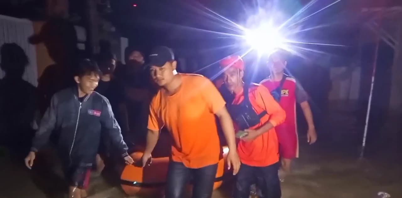 Jadi Langganan Banjir, Warga Pamekasan Curhat Tak Butuh Nasi Bungkus Tapi Solusi Permanen