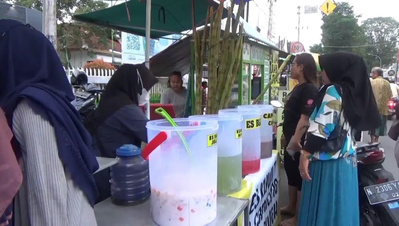 Berkah Ramadan, Pedagang Takjil Dadakan di Jember Ramai Diserbu Pembeli