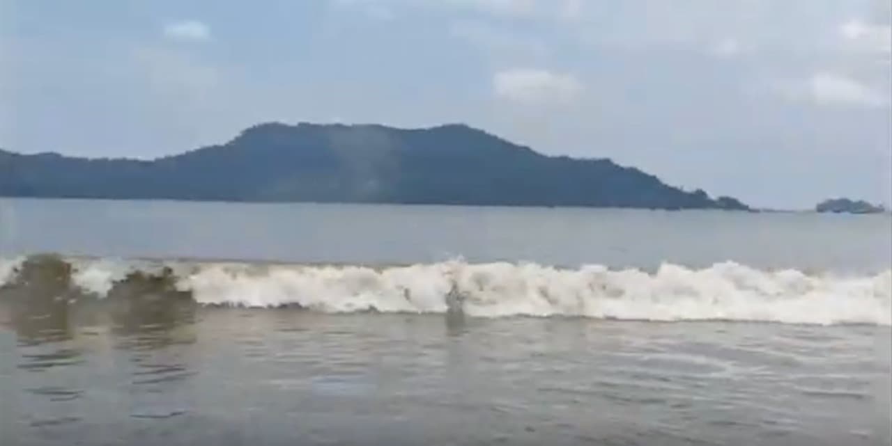 Banjir Rob Terjang Pantai Konang Trenggalek