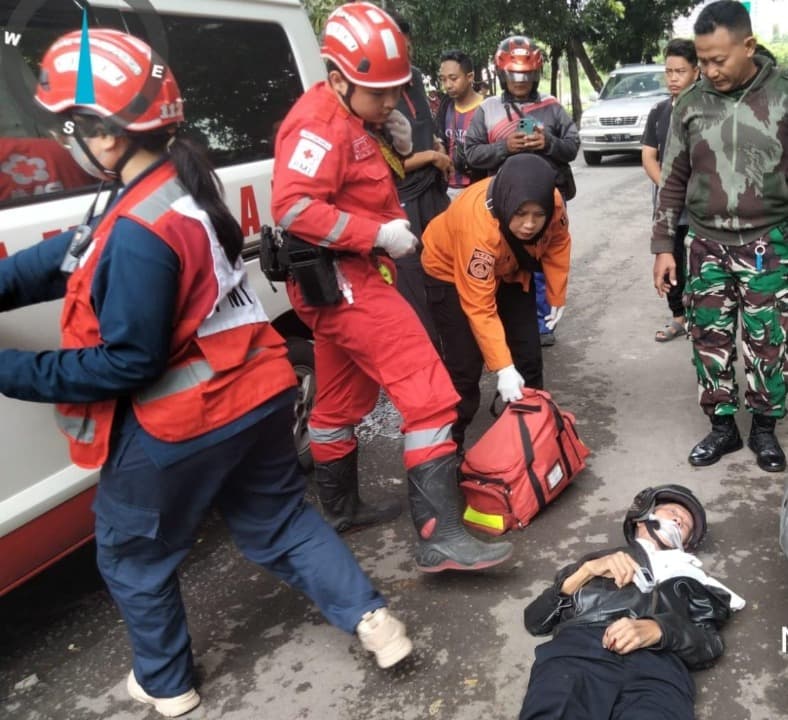 Motor Vs Pick Up di A. Yani, Kakek Pengendara Motor Tak Sadarkan Diri