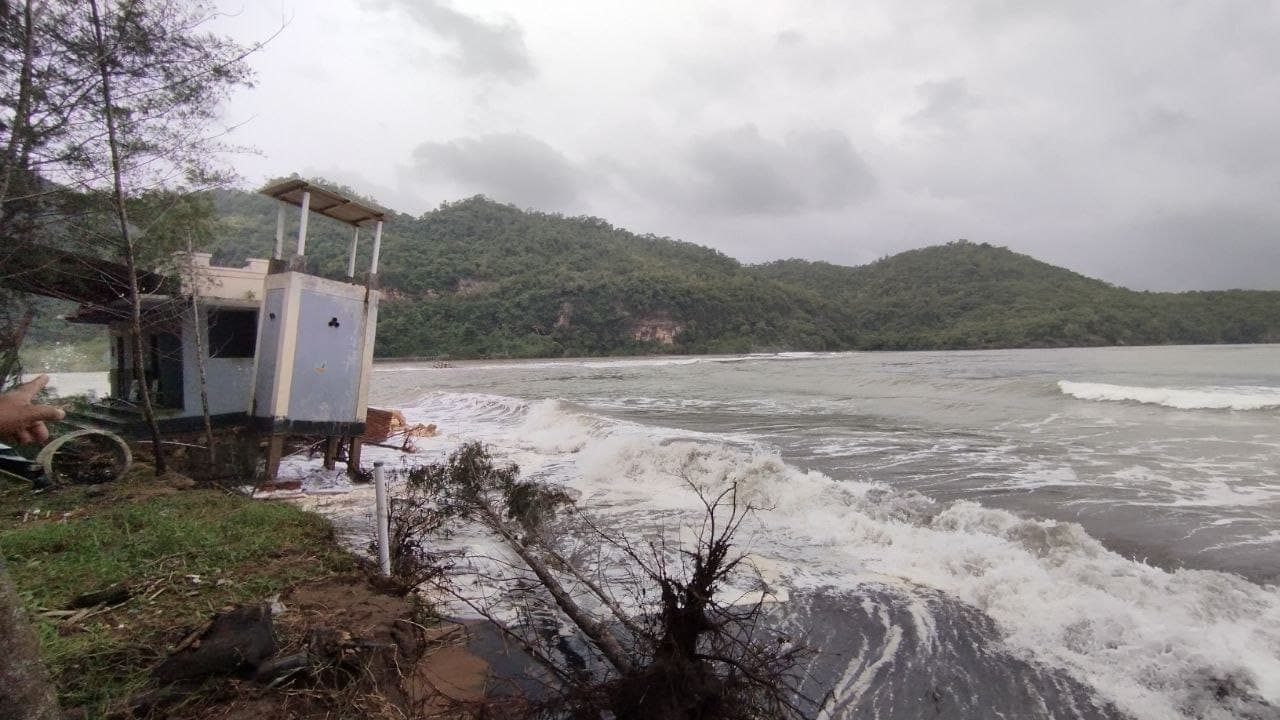 Gelombang Tinggi Rusak Fasum Hingga Abrasi Pantai Pancer Door Pacitan