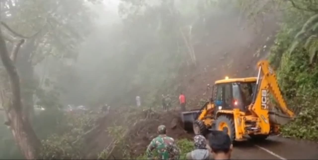 Diterjang Longsor, Akses ke Kawasan Ijen Bondowoso Lumpuh