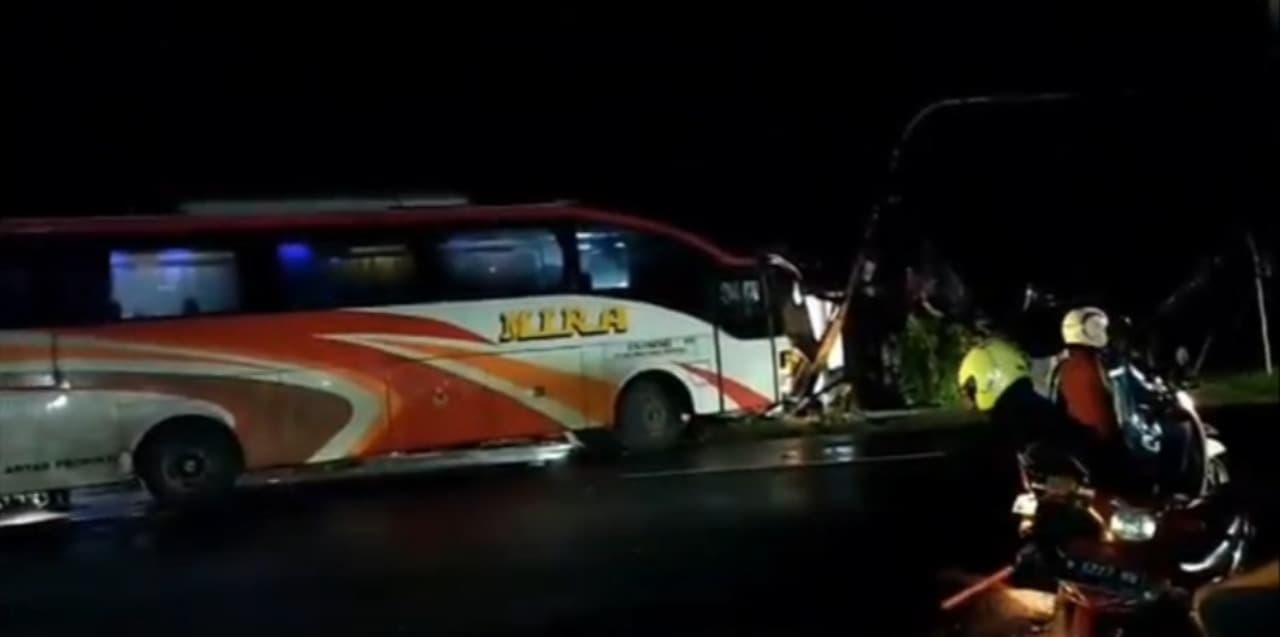 Hindari Mobil Belok, Bus Mira Tabrak Warung di Ngawi