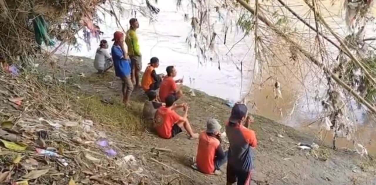 Saat Warga Sholat Jumat, Pemuda di Ngawi Kecemplung Sungai Bengawan