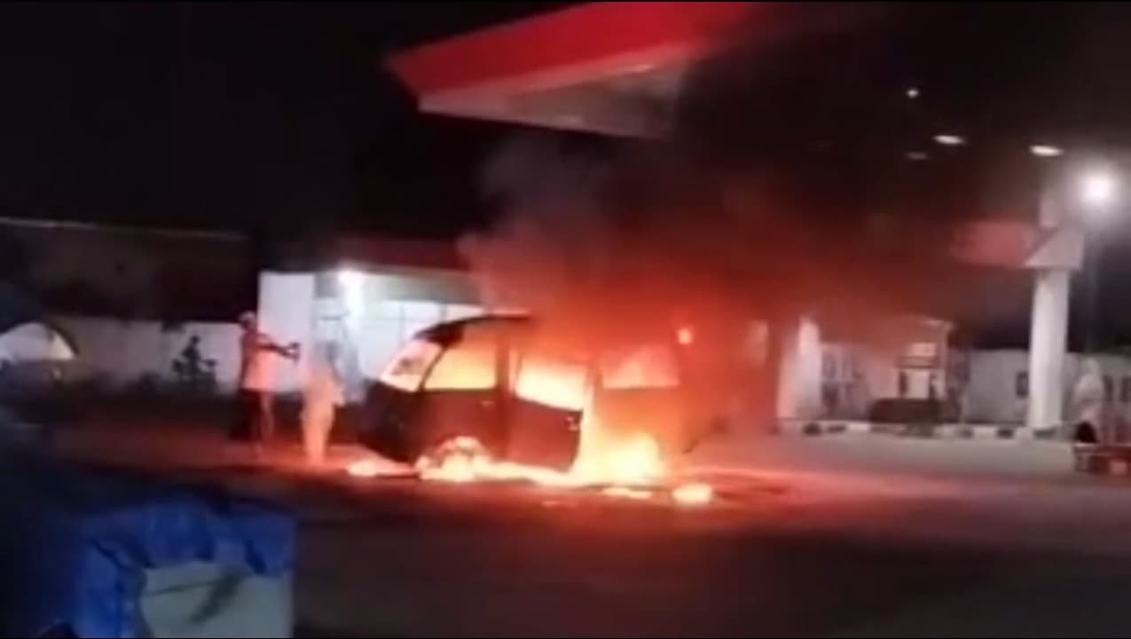 Diduga Korsleting Aki, Mobil Carry Terbakar di SPBU Tangkel Bangkalan