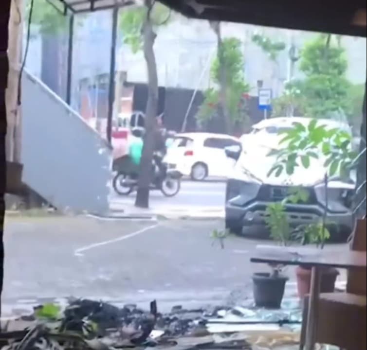 Viral, Xpander Tabrak Toko Dunkin Donuts di Jalan Basuki Rahmat Surabaya