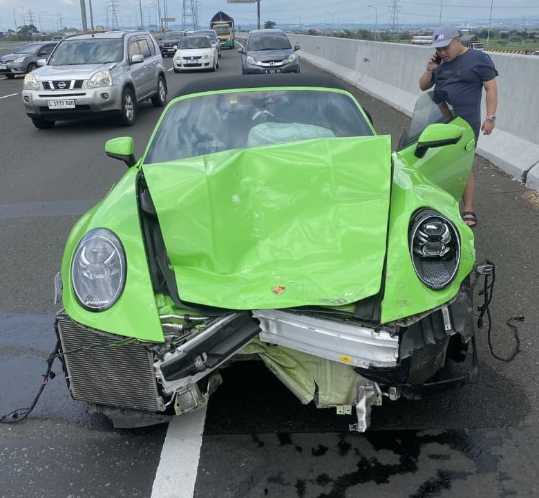 Porsche Tabrak Grand Livina di Tol Sidoarjo, Satu Keluarga Terluka