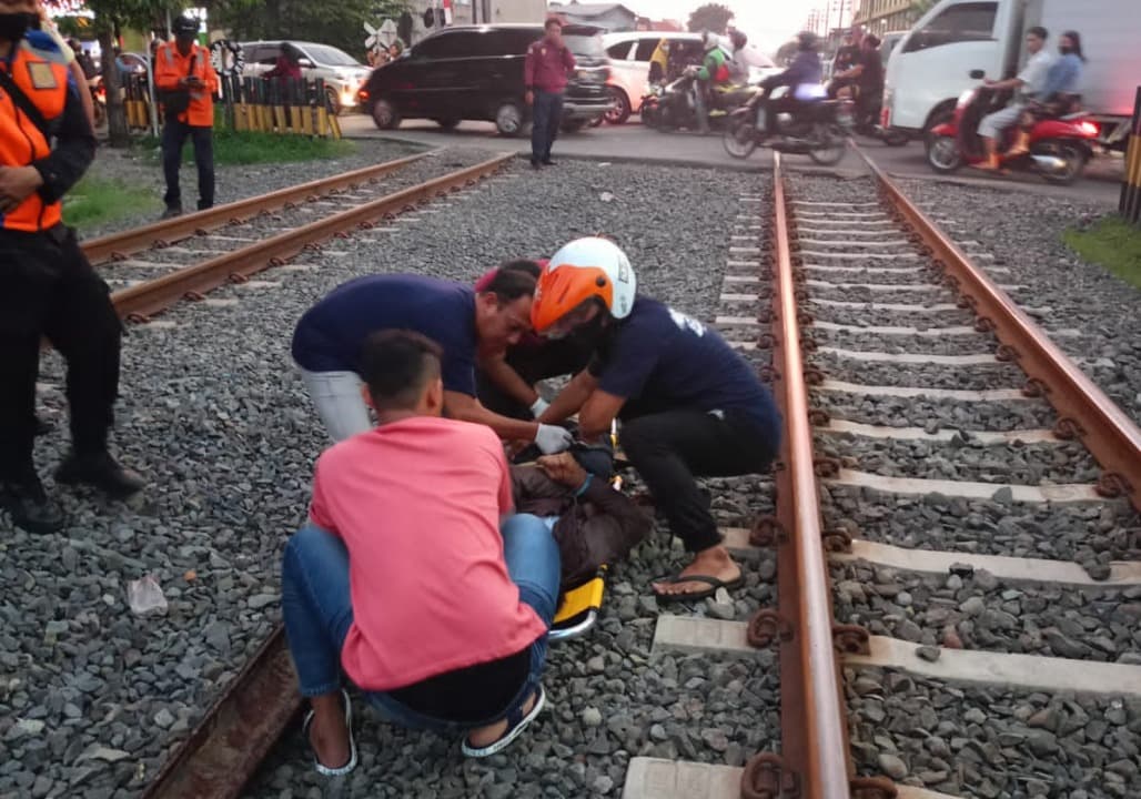 Terobos Palang Pintu, Pria asal Kemlaten Tewas Ketabrak KA di Kalijaten