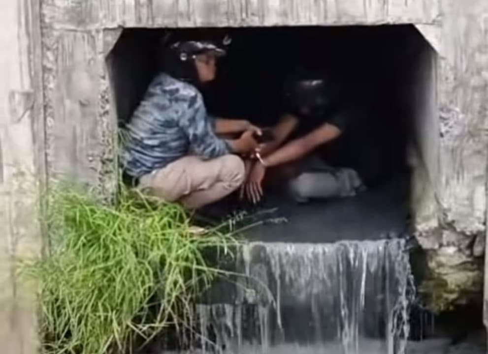 Kepergok Curi Motor, Maling Ngumpet di Gorong-gorong Sungai Kedung Cowek