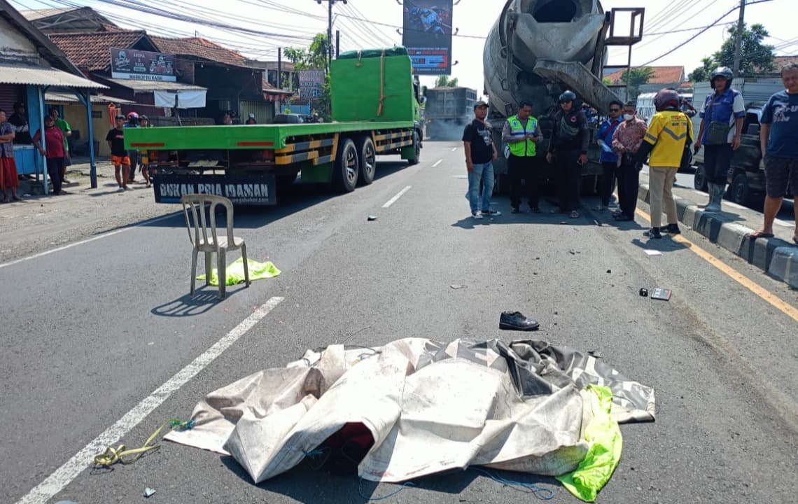 Berangkat Kuliah, Mahasiswa Uinsa Tewas Terlindas Truk Mixer di Raya Gilang