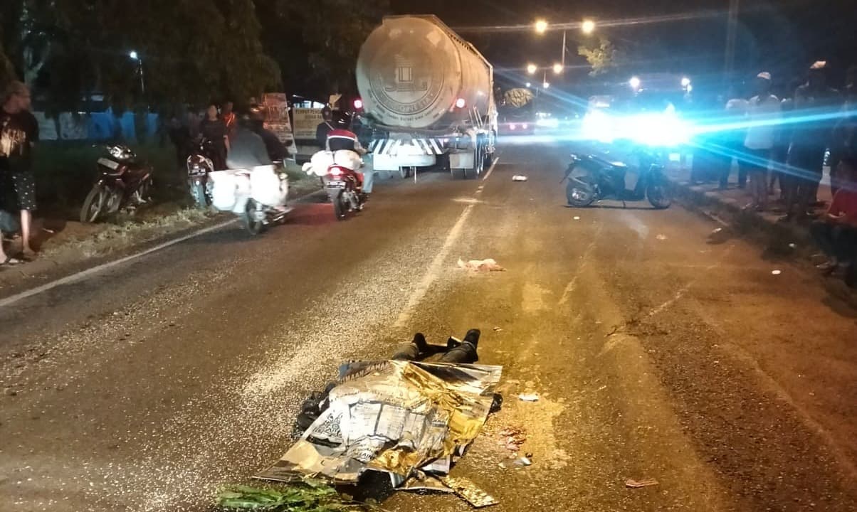 Terperosok Jalan Berlubang, Pemotor Tewas Terlindas Truk di Lamongan