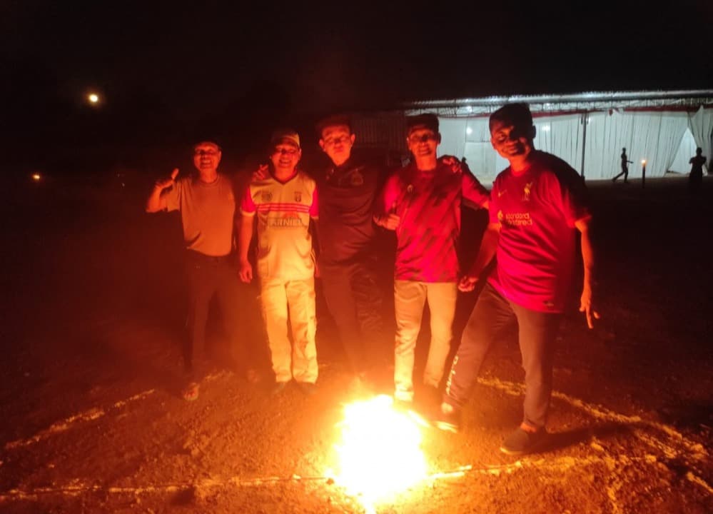 Serunya Bermain Sepak Bola Api Ala Pesantren di Probolinggo