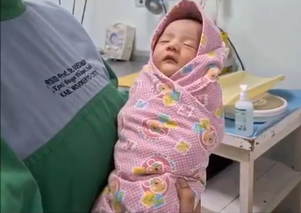 Diduga Tak Miliki Uang, Bayi pun Dibuang di Teras Rumah Orang